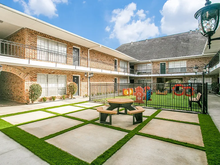 Bellaire Oaks Apartments — Photo 31