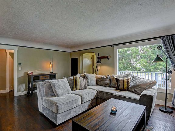 4th image of 2528 W Garland Ave