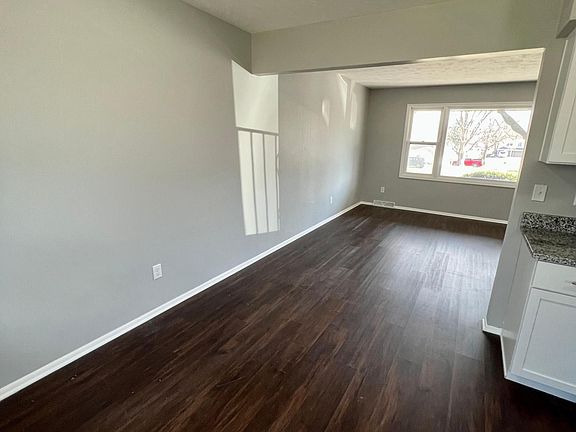 4th image of 3256 S 131st Cir