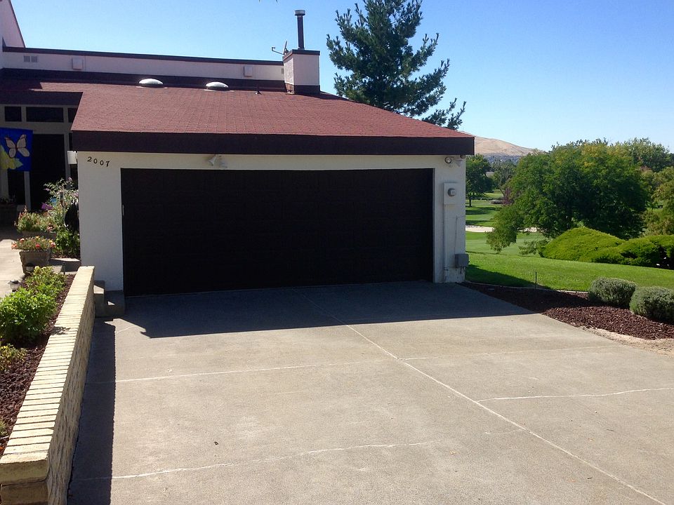 2nd image of 2007 Fairway Dr