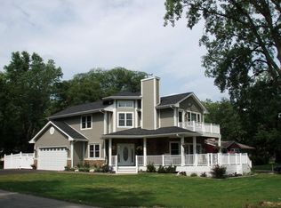 825 Edgewater Pkwy, Wauconda, IL 60084