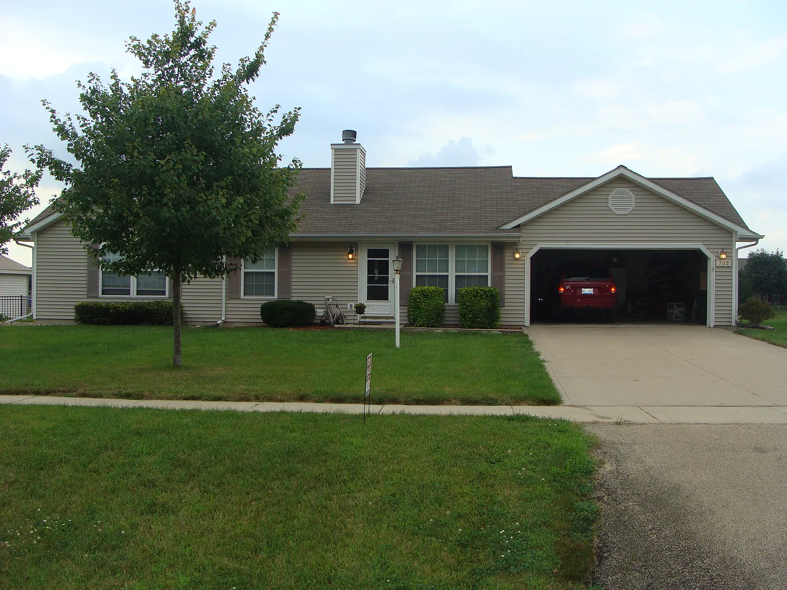 702 E Grand Ave photo 1