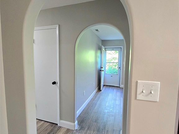 5th image of 20 Mount Carmel Dr