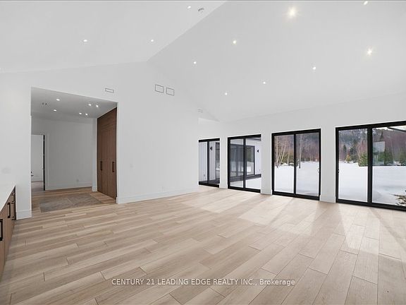 5th image of 40 Bancroft Ridge Dr