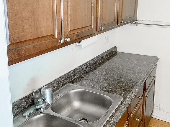 3rd image of 618 W Arlington Pl #2