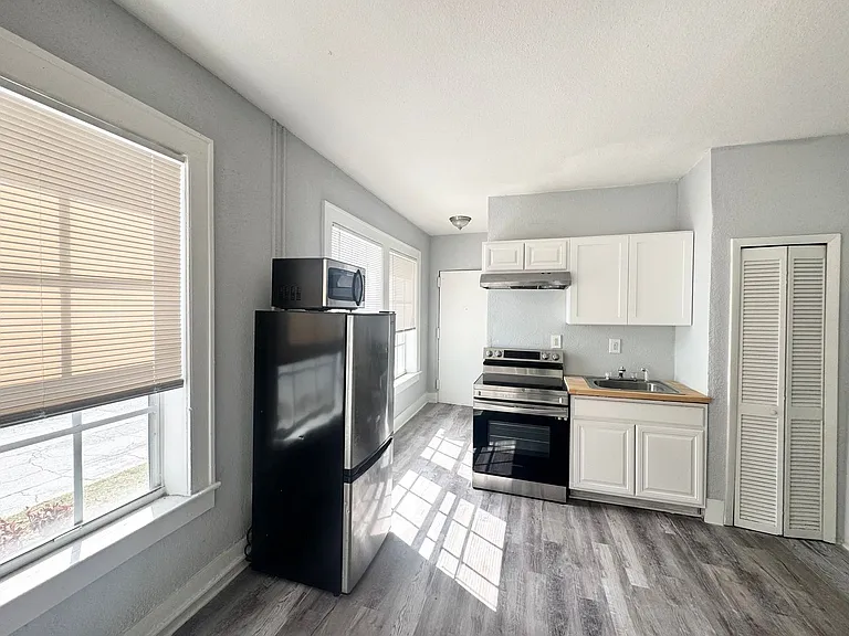 704 Cordova Dr #1 — Photo 9