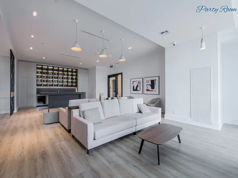 5249 Dundas St W — Photo 16