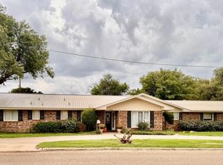 712 W 10th St, Idalou, TX 79329
