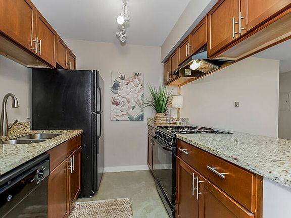 3rd image of 600 E 8th St APT 5A