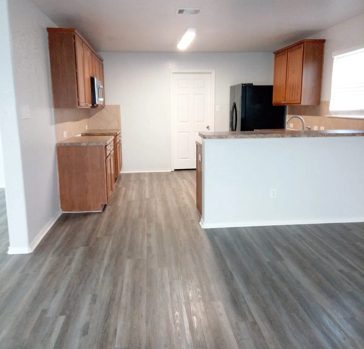 4 bed, 2.5 bath, 2500 sqft, $2,299 — Photo 2
