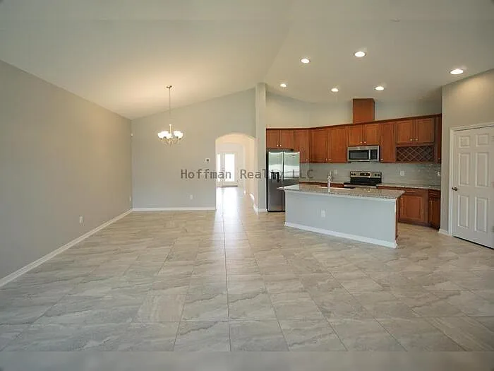 3 bed, 2.0 bath, 1826 sqft, $2,450 — Photo 4