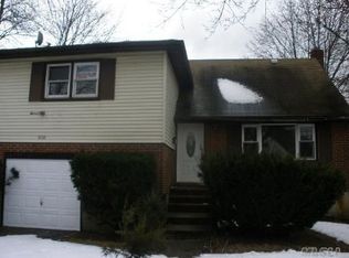 858 Park Ave, Westbury, NY 11590