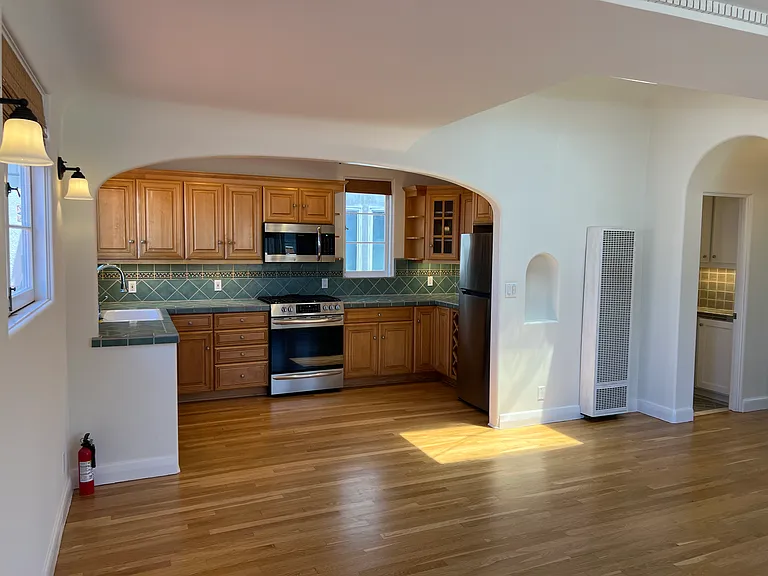 435 Manhattan Ave #A — Photo 5