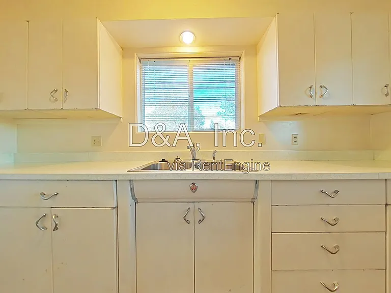 845 NW 10th St — Photo 6