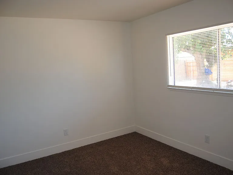2401 Bernice Ct — Photo 7