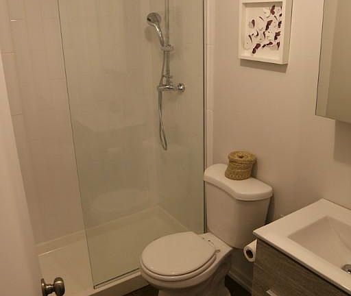 2nd image of 5718 N Winthrop Ave APT 405