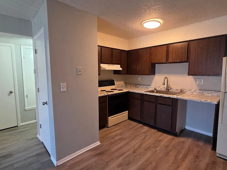 Bethany Place Apartments - Near Eldon Lyon and Downtown Bethany! — Photo 14