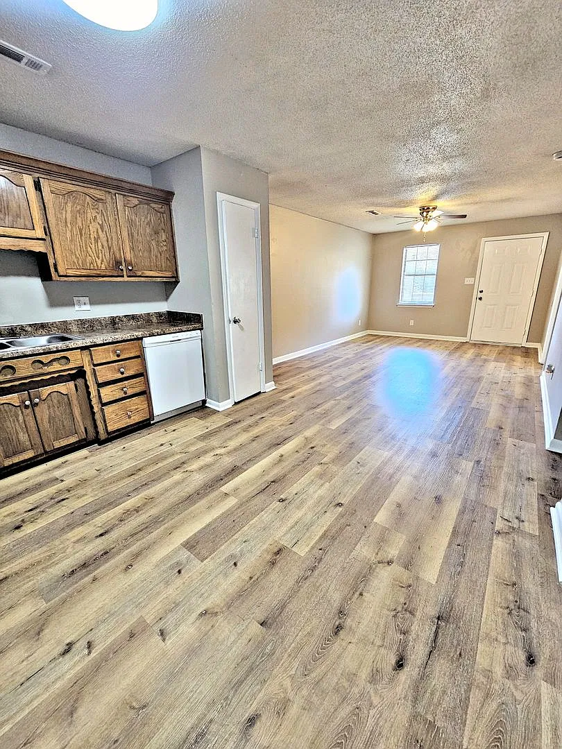 (MER-1) Cedar Lake Garden Apartments — Photo 4