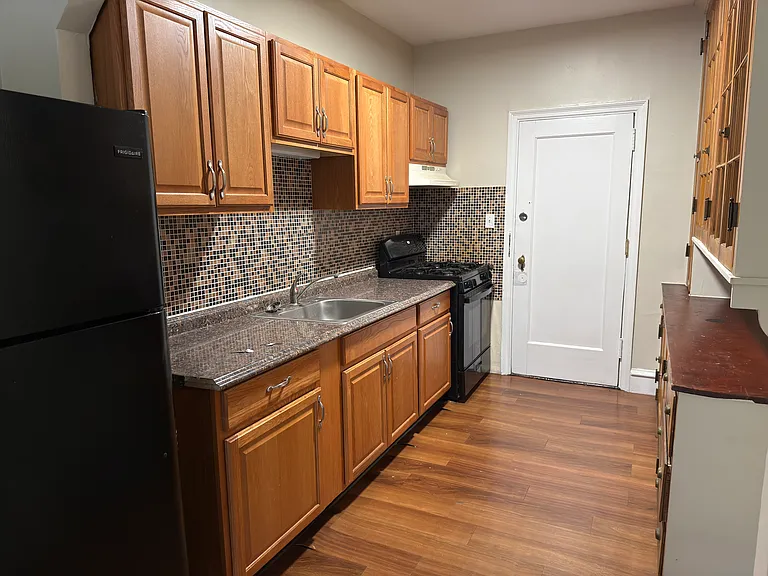 330 Laurel St #214 — Photo 7