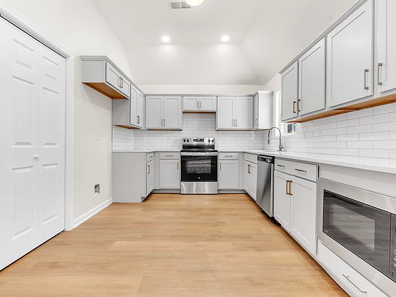 3rd image of 7321 Stonington Dr