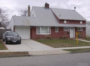 43 Sunrise Ln, Levittown, NY 11756