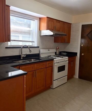 5th image of 6240 N Francisco Ave APT 2