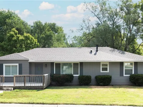 8445 Wea St, De Soto, KS 66018