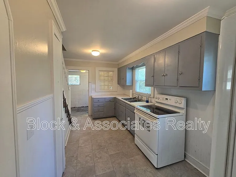 330 Stratford Rd — Photo 3