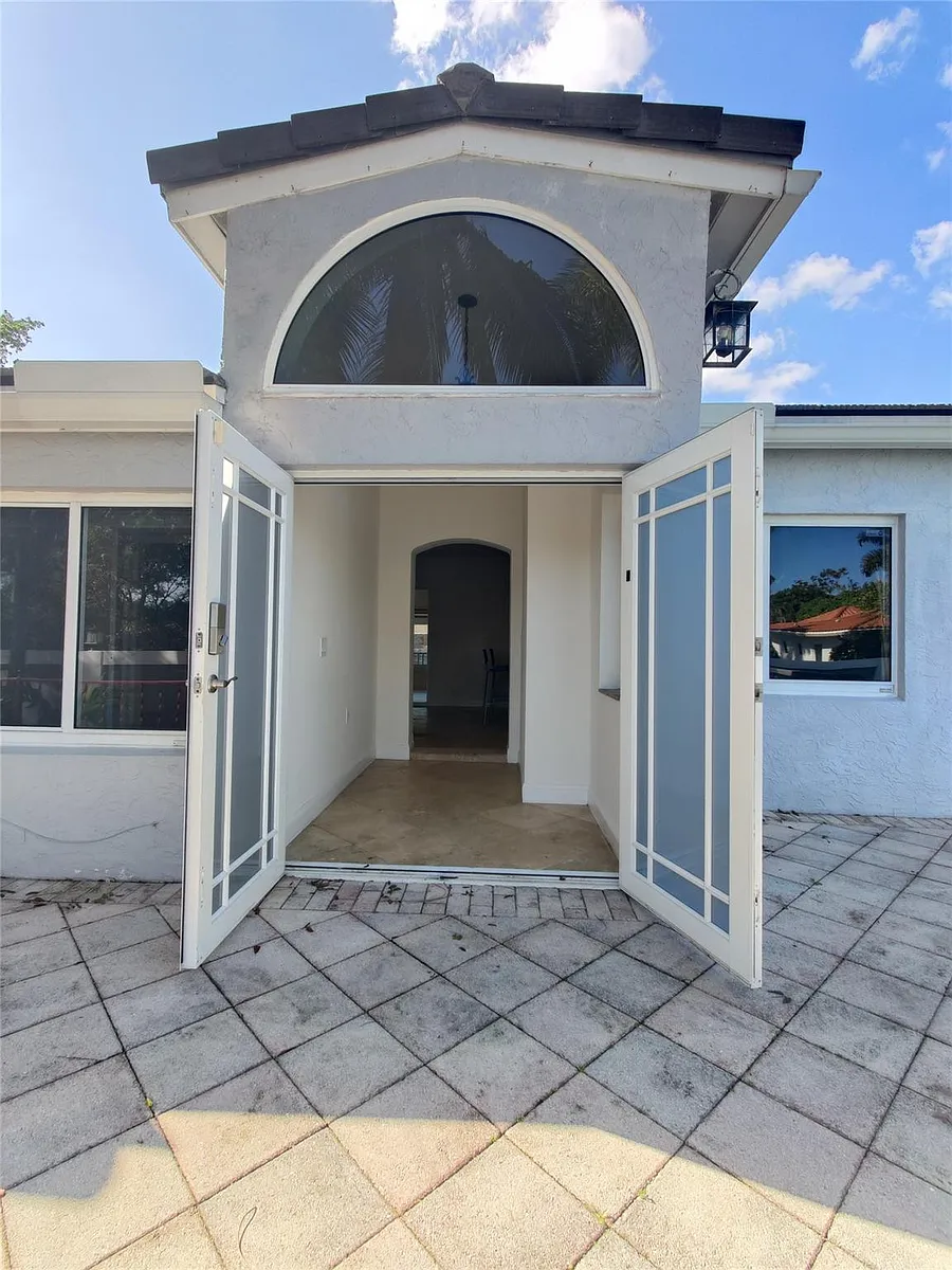 Building Photo - 733 NE 18th Ave