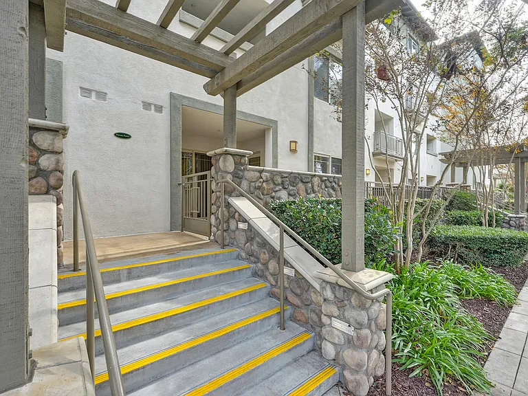 Mission Hills Apartments — Photo 35