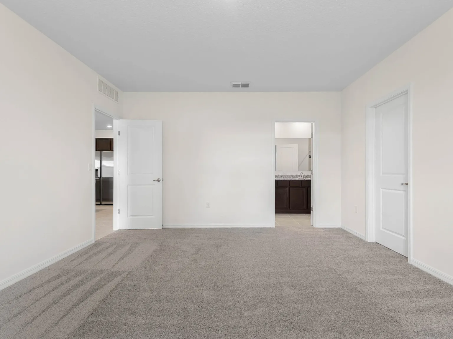 4 bed, 2025 sqft, $2,090 — Photo 3