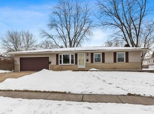 25 Myrtle Ln, Streamwood, IL 60107
