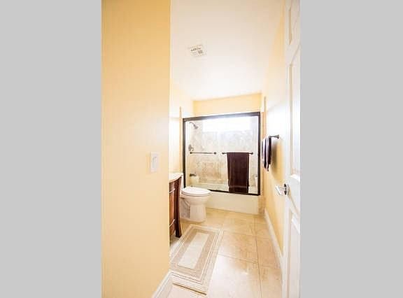 4th image of 22606 Calvert St
