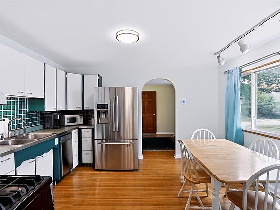5th image of 1164 N Gladstone Ave