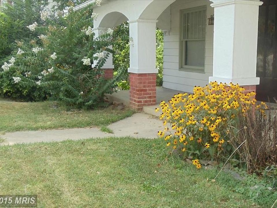 Front yard. Street parking.