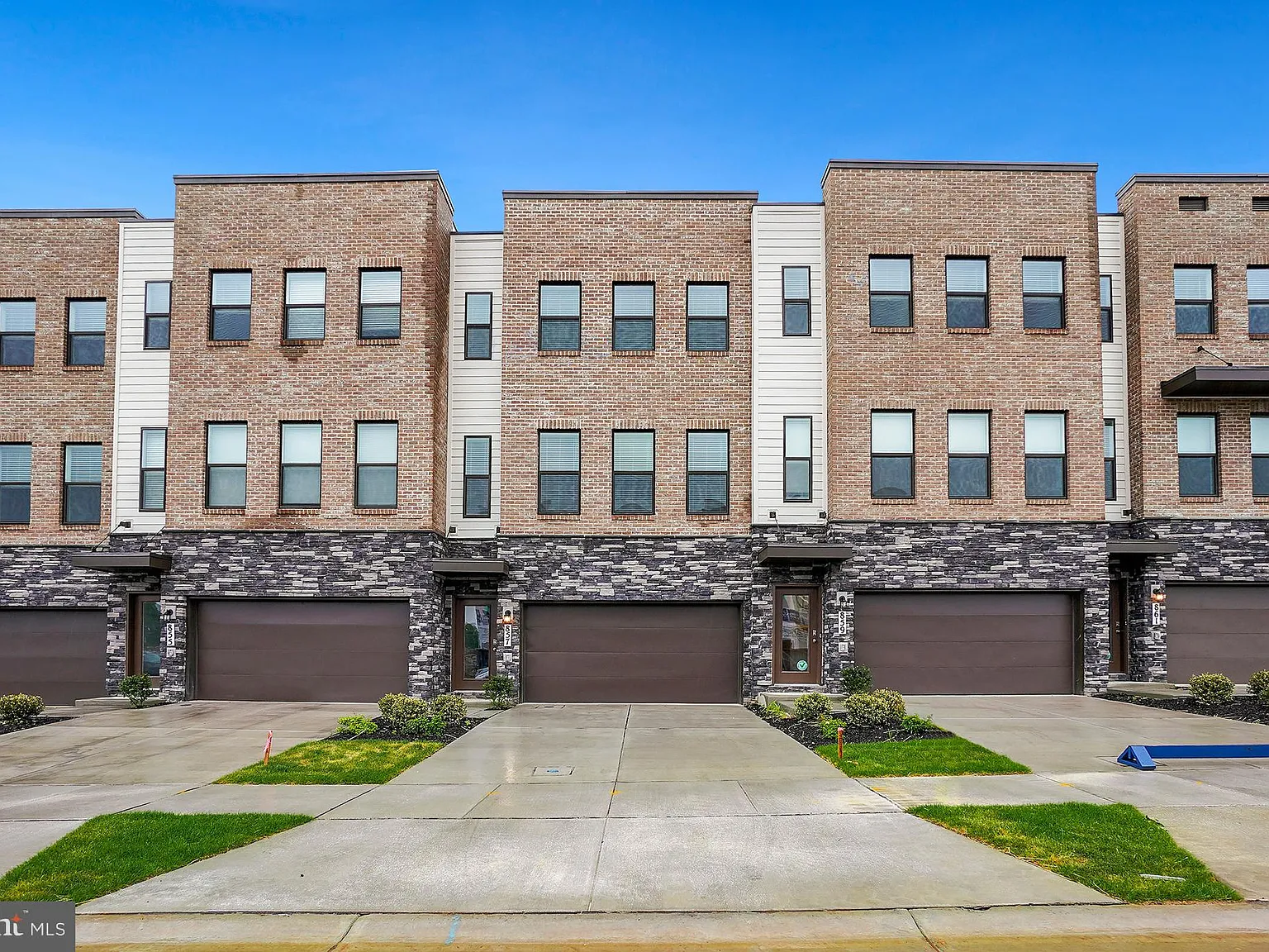 4 bed, 3.5 bath, 2304 sqft, $3,000 — Photo 2
