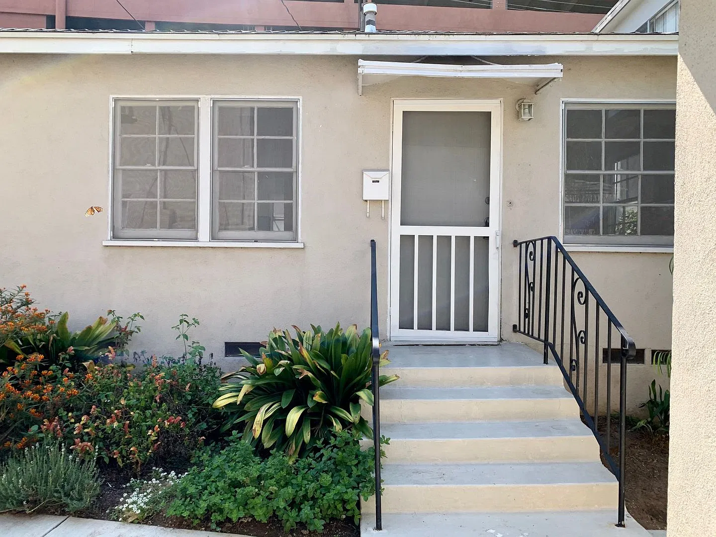 Bright & Inviting One-Bedroom Near Brentwood — Photo 1