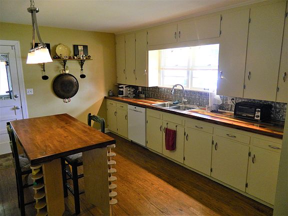 Eat-in Kitchen 13'x16'