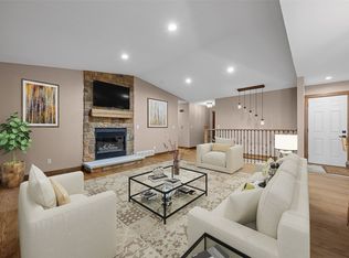 1355 Robins Rd, Hiawatha, IA 52233