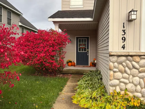 1394 Highland Hill Dr SE, Lowell, MI 49331