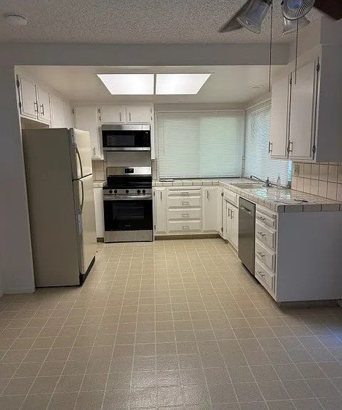 405 Leveland Ln — Photo 4