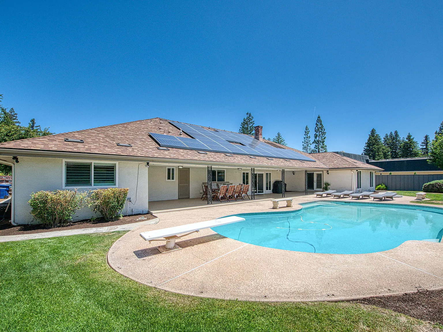 5 bed, 3702 sqft, $4,395 — Photo 2