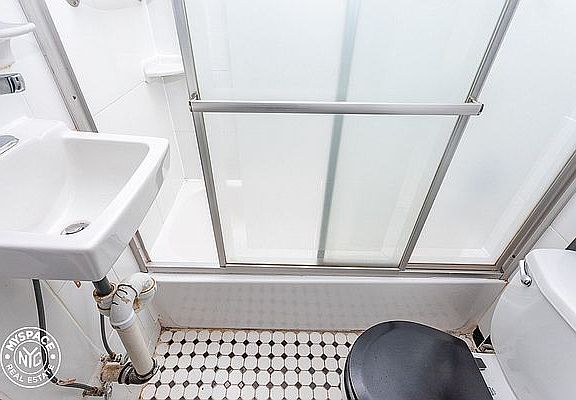 4th image of 500 Flatbush Ave #2A
