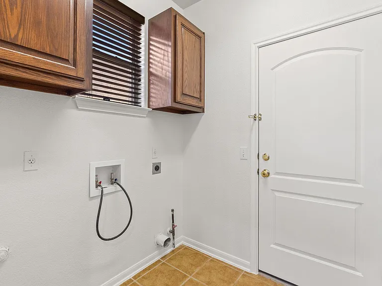 209 Canterbury Dr — Photo 28