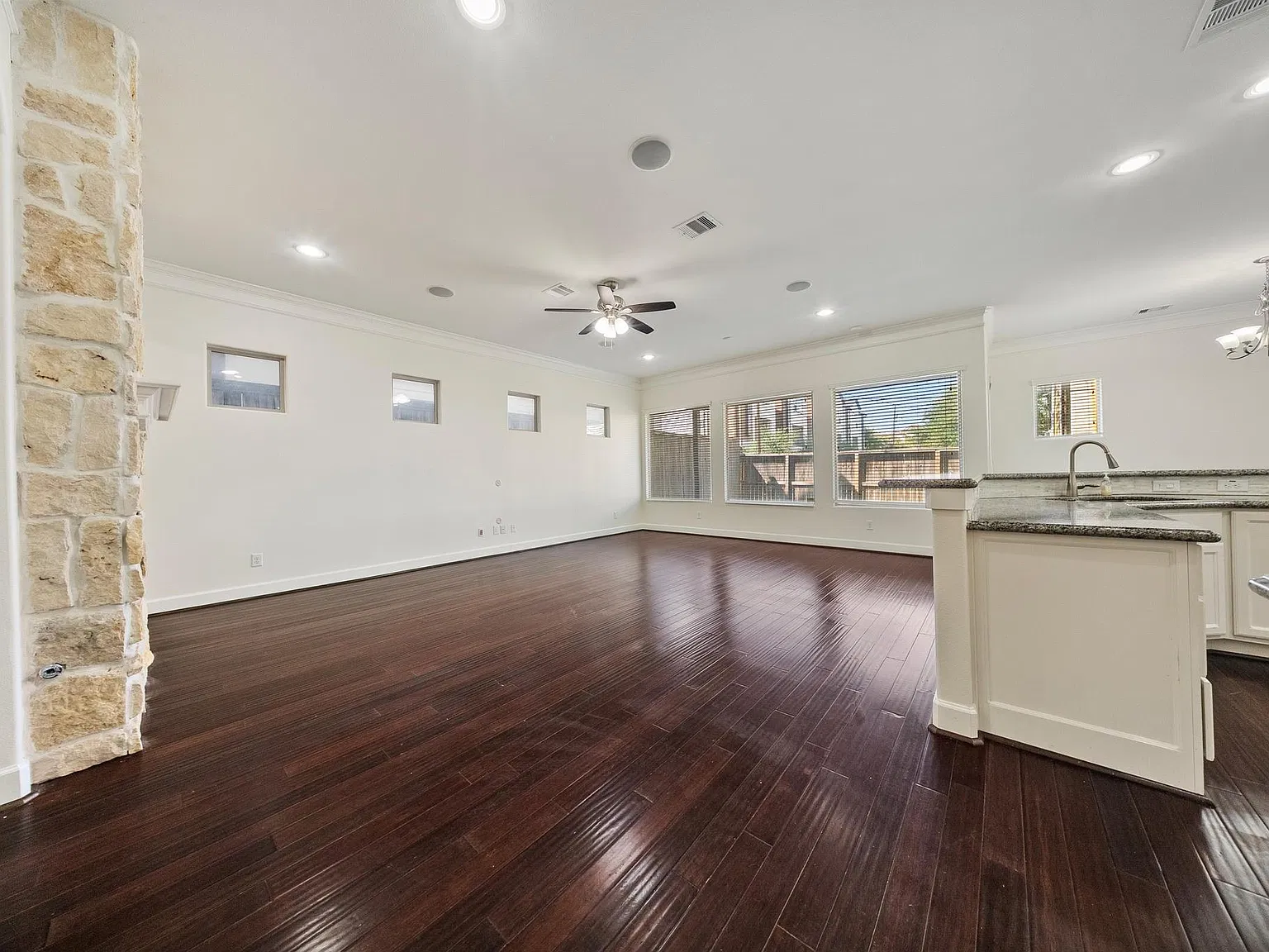 3 bed, 3.5 bath, 2604 sqft, $3,700 — Photo 4
