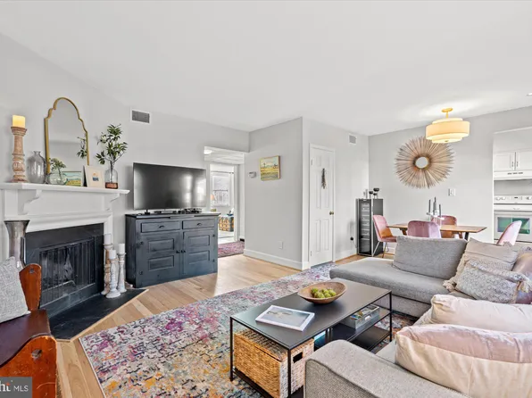1107 N Pitt St APT 2C, Alexandria, VA 22314