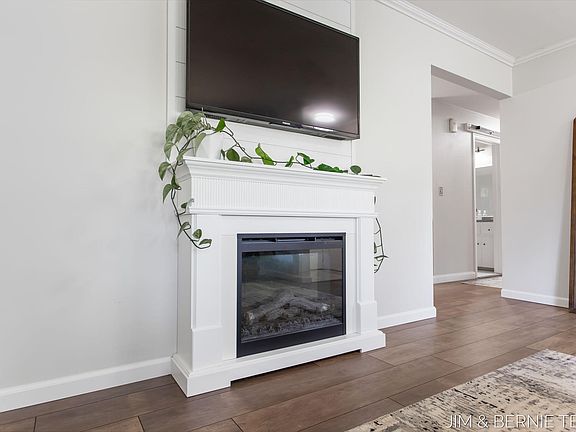 4th image of 2402 Cloverly Dr NW