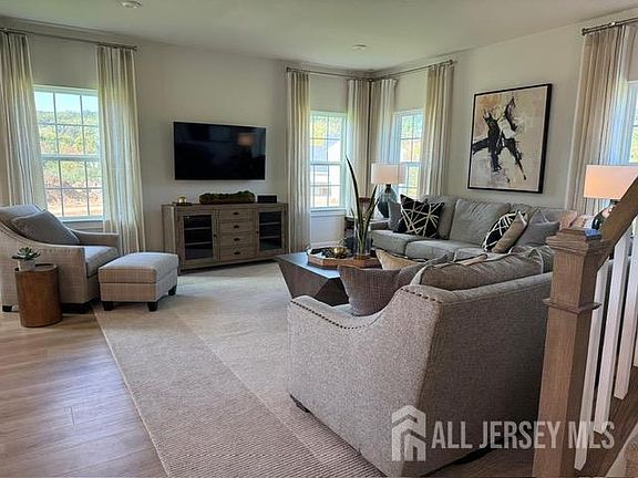 5th image of 2 Drake Ct