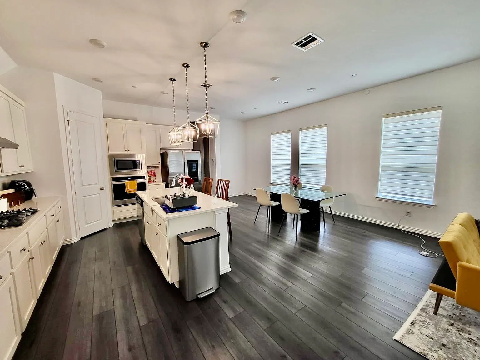 3 bed, 1979 sqft, $2,650 — Photo 2