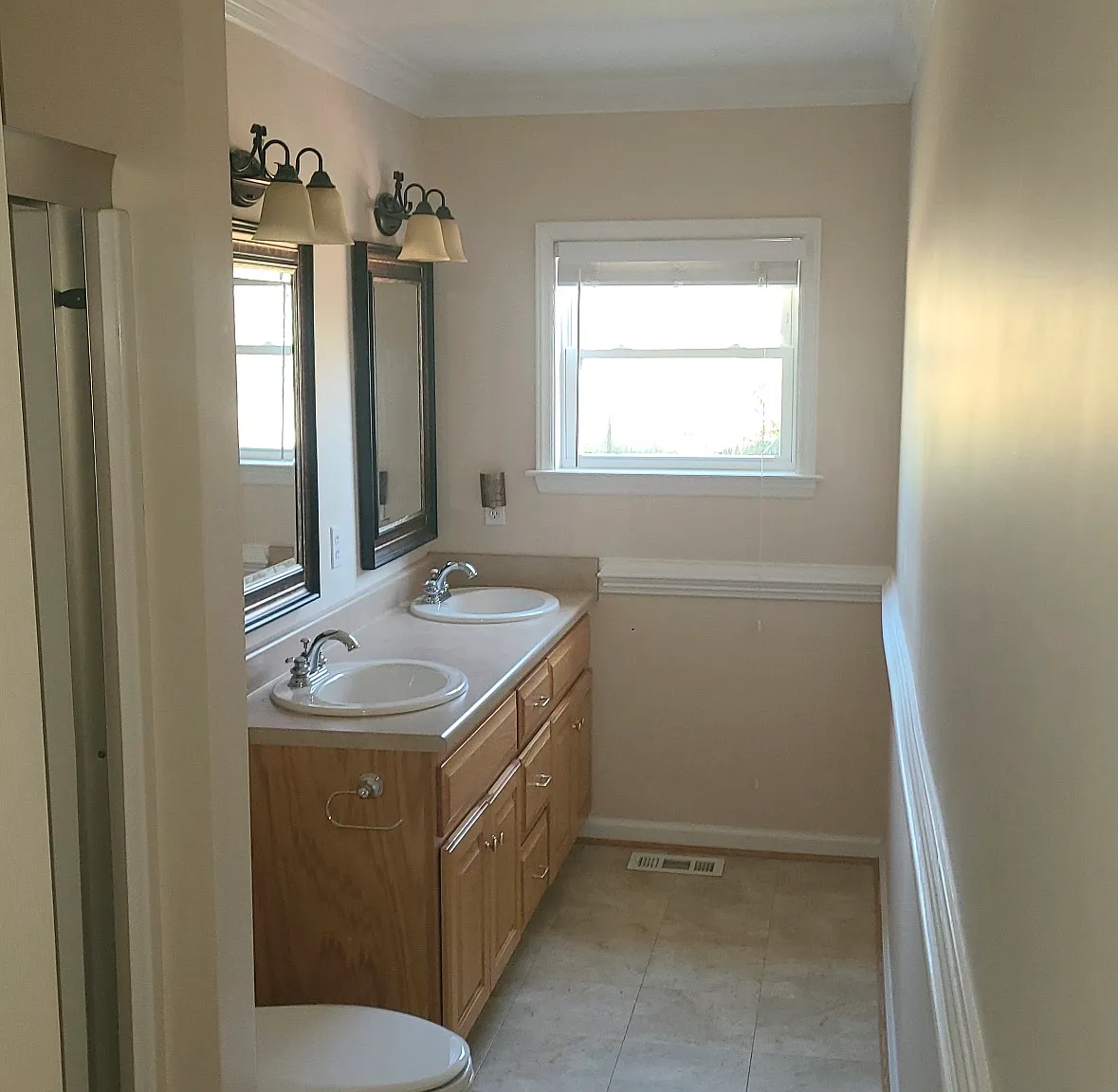3 bed, 2100 sqft, $1,975 — Photo 2